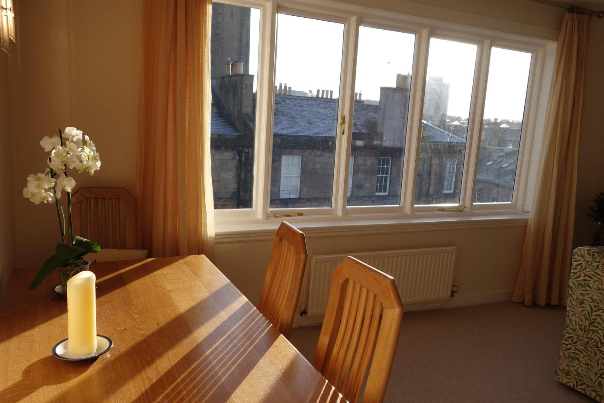 Sophisticated In Centre Apartment Edinburgh