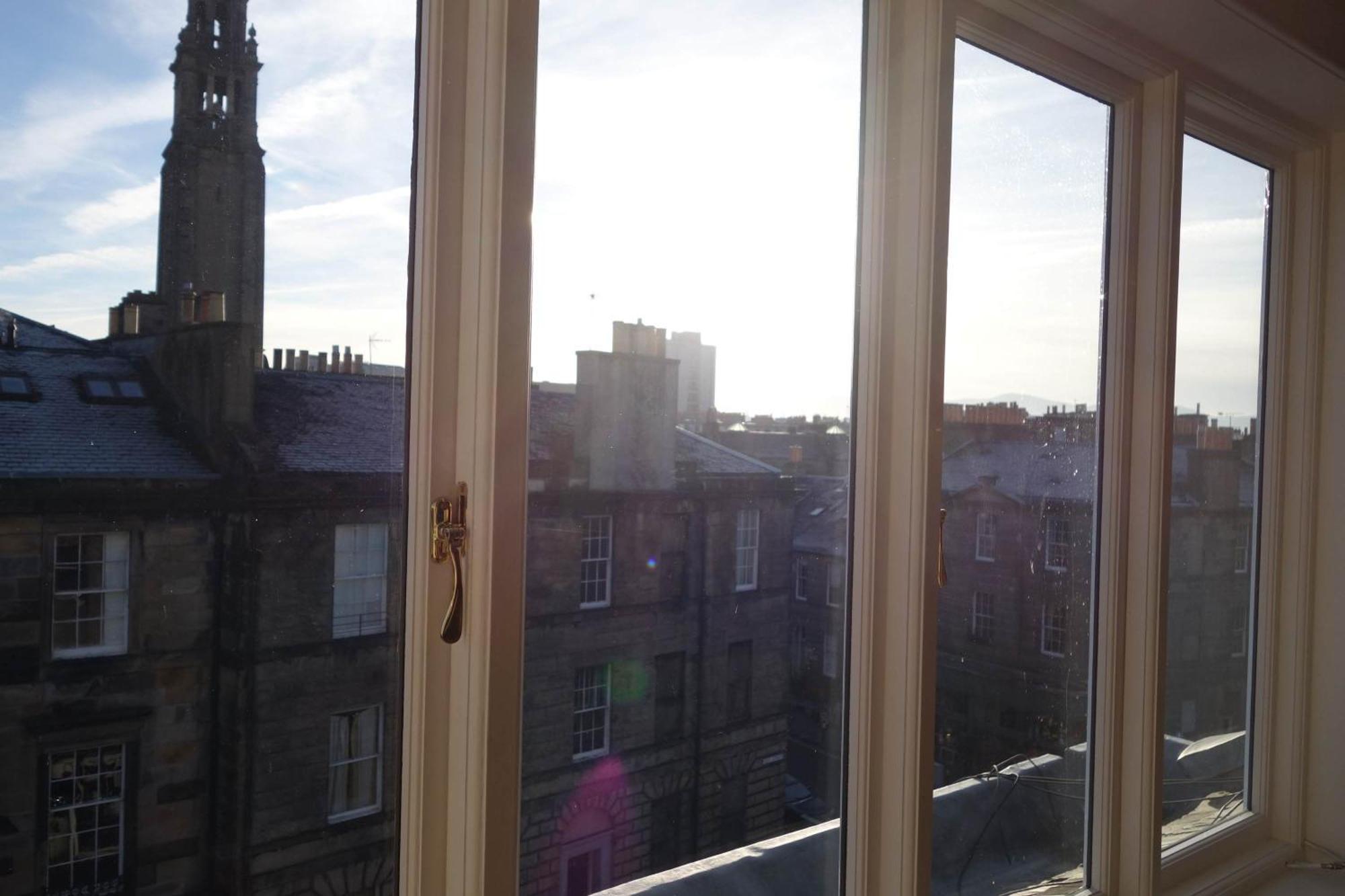 Sophisticated In Centre Apartment Edinburgh